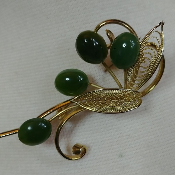 Vintage 60's Jade and Gold Toned Brooch Floral Filigree Design - Picture 7 of 7